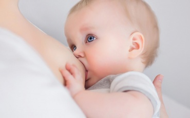 Очень важно, чтобы в первые шесть месяцев жизни ребенок получал грудное молоко. Оно защищает малыша от инфекционных заболеваний, укрепляет физическ...
