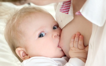 Грудное вскармливание является одним из самых естественных и благотворных способов кормления младенца. Оно не только обеспечивает малыша необходимы...