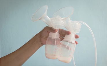 Молокоотсос - в наше время это самый популярный инструмент. С его помощью можно сцеживать излишки молока, которые не смог скушать ребенок.